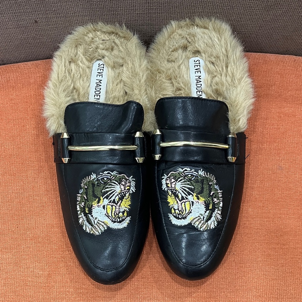 Steve Madden Black Leather King Tiger Embroidered Faux Fur Mule Shoes 9.5 US - Picture 2 of 11